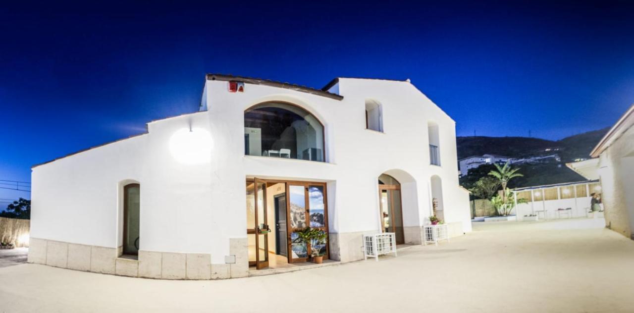 Borgo Marino Suite B&B Чефалу Екстериор снимка